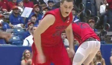 VINE: Basketballer plays on like a boss despite dropping pants collecting rebound