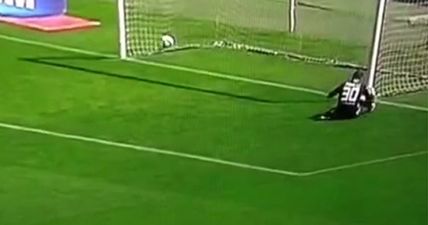 VIDEO: The way that this goalkeeper deals with a back pass simply beggars belief