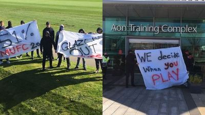 Solskjaer chats with protesting United fans who broke into club’s training ground