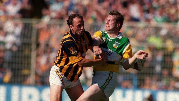 Daithi Regan punches Andy Comerford in the 1999 Leinster Final between Offaly and Kilkenny